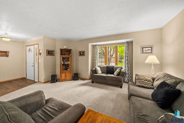 3805 S Lisanne Ave, Sioux Falls, SD 57103
