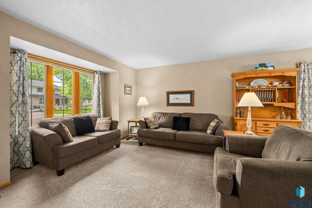 3805 S Lisanne Ave, Sioux Falls, SD 57103