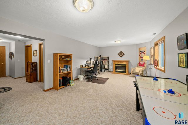 3805 S Lisanne Ave, Sioux Falls, SD 57103