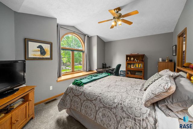 3805 S Lisanne Ave, Sioux Falls, SD 57103