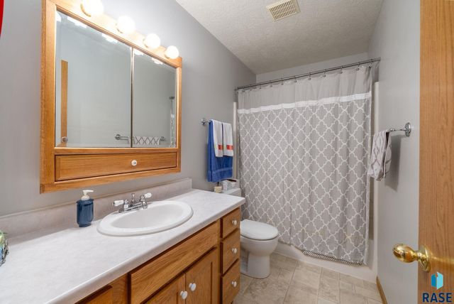 3805 S Lisanne Ave, Sioux Falls, SD 57103