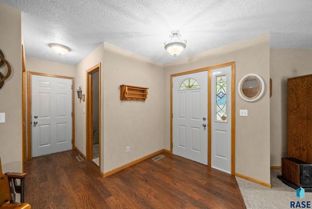 3805 S Lisanne Ave, Sioux Falls, SD 57103