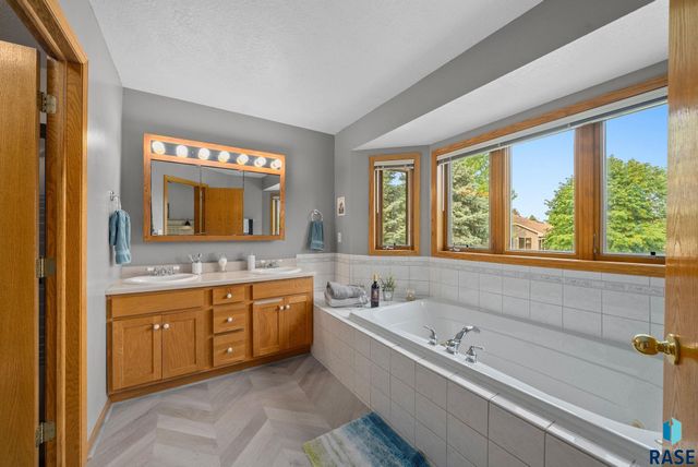 3805 S Lisanne Ave, Sioux Falls, SD 57103
