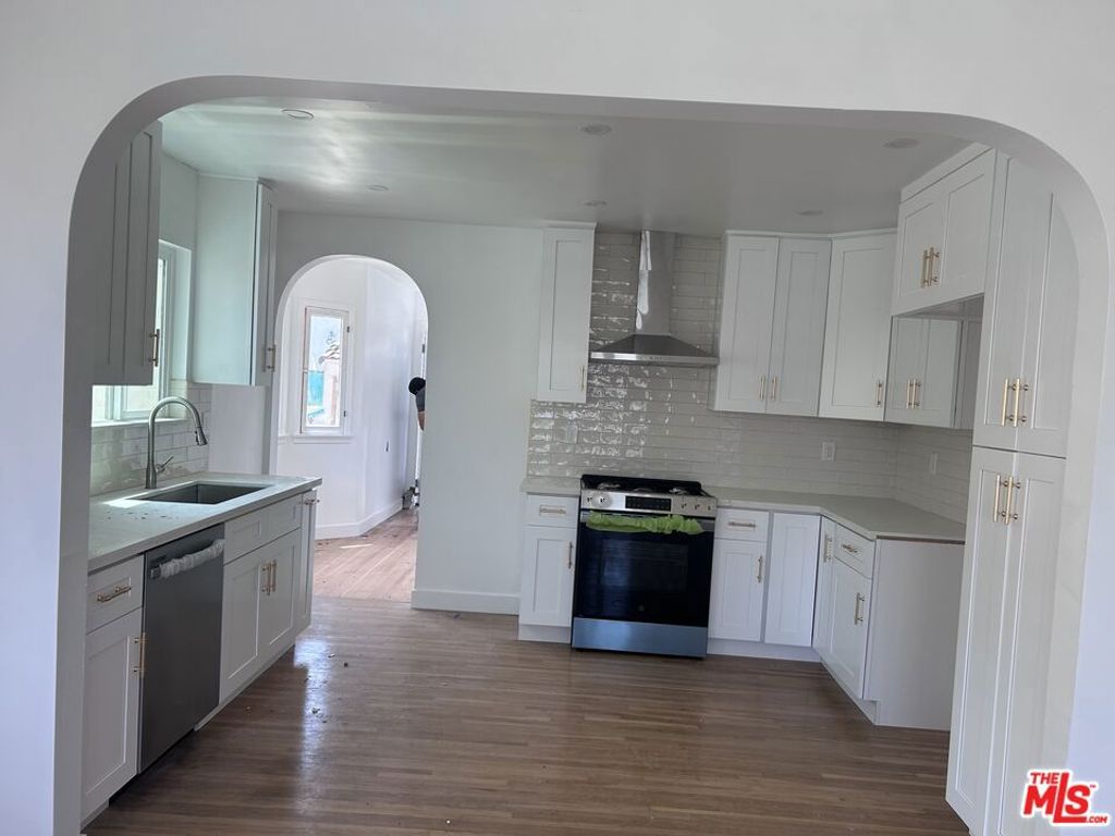 Image 2 of property listing at 1440 W 91st Place, Los Angeles, CA 90047