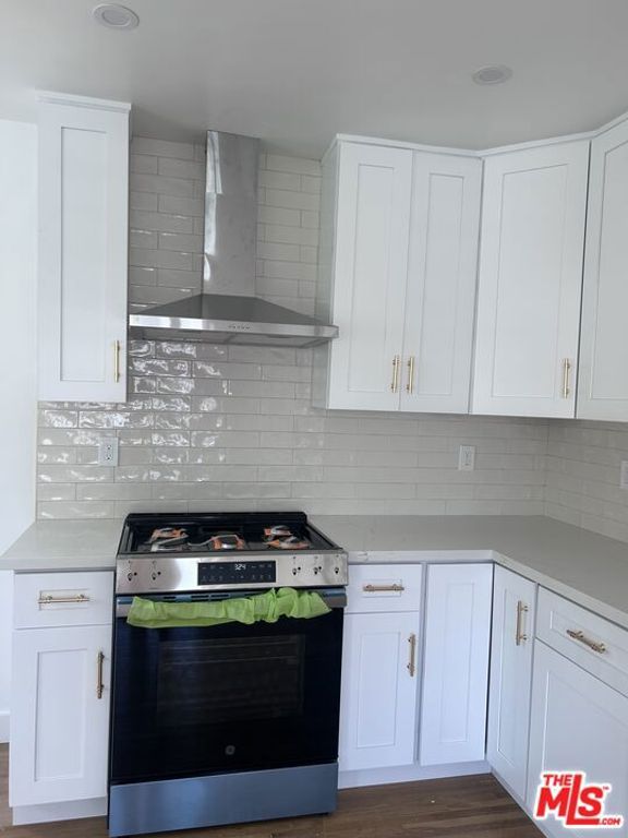 Image 3 of property listing at 1440 W 91st Place, Los Angeles, CA 90047