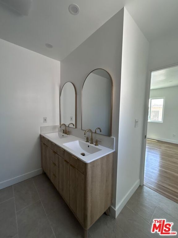 Image 5 of property listing at 1440 W 91st Place, Los Angeles, CA 90047