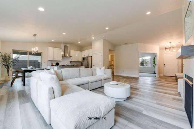 1616 Castlewood Ct, Grandview, WA 98930