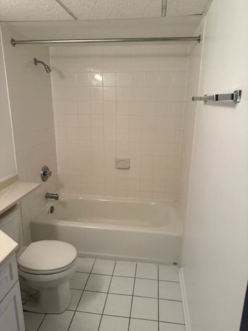 3850 S Parkway Drive 1F, Northbrook, IL 60062