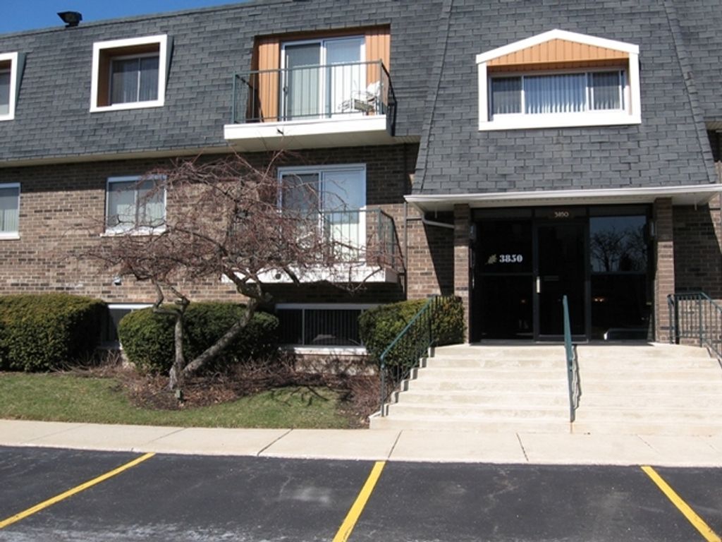 3850 S Parkway Drive 1F, Northbrook, IL 60062