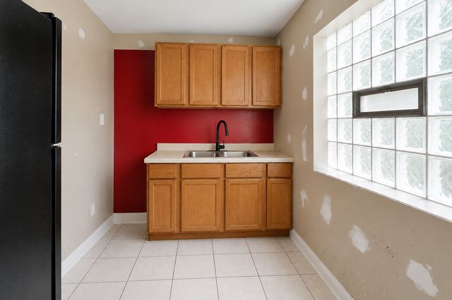 9615 S Bensley Avenue, Chicago, IL 60628