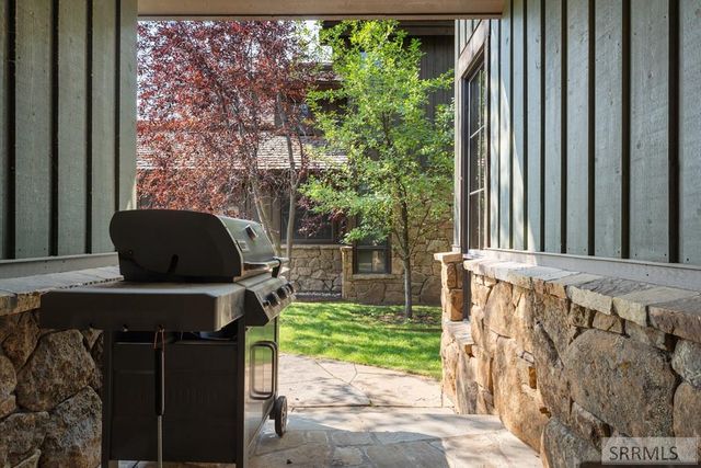 565 Woodland Star Dr, Driggs, ID 83422