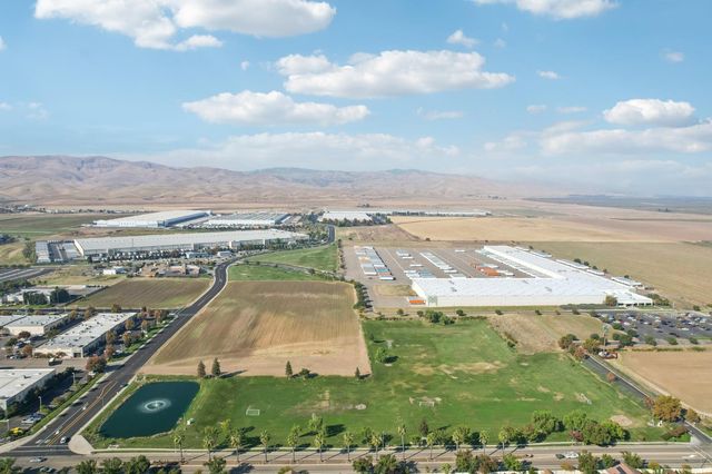 1412 Cliff Swallow Dr, Patterson, CA 95363