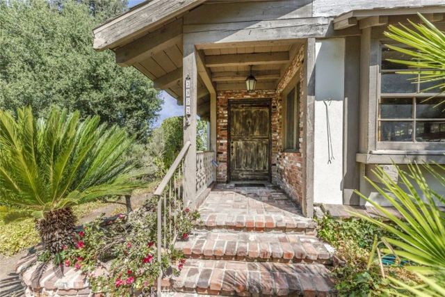 3853 Eureka Drive, Studio City, CA 91604