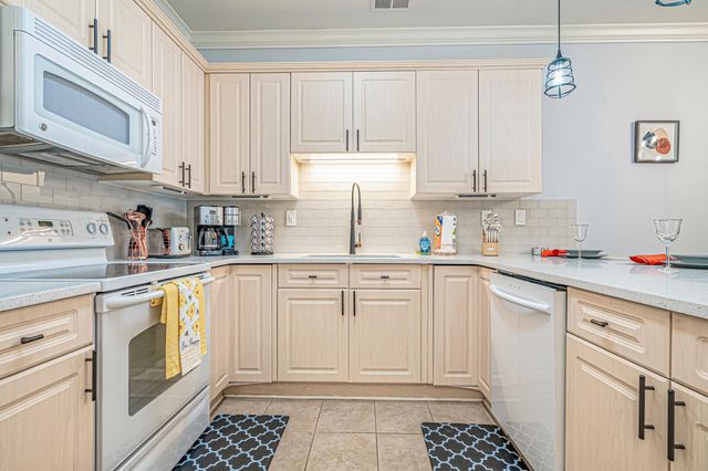 4869 Luster Leaf Cir Apt 302, Myrtle Beach, SC 29577