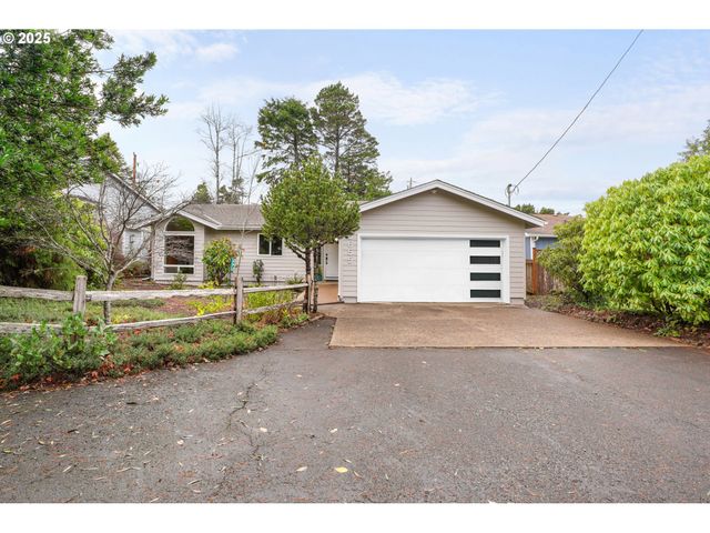 5655 PALISADES Dr, Lincoln City, OR 97367