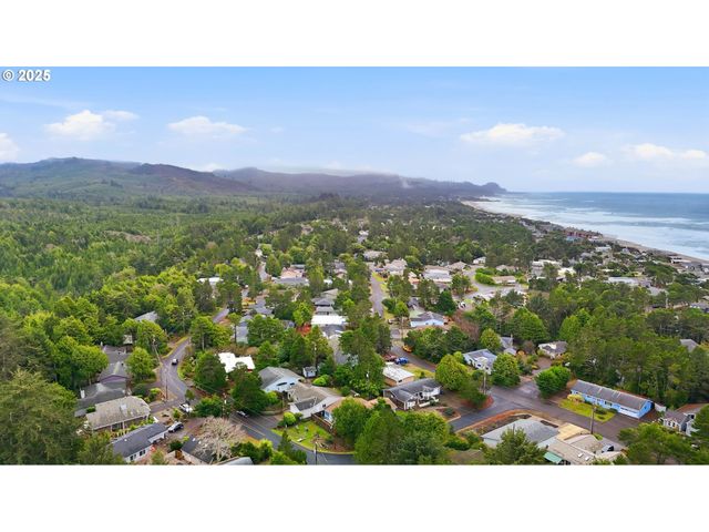 5655 PALISADES Dr, Lincoln City, OR 97367