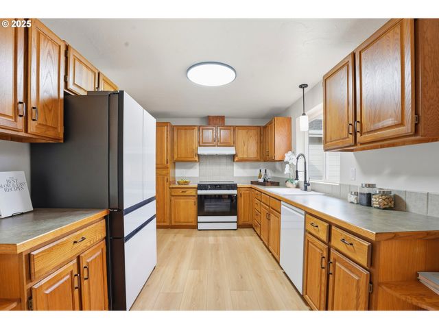 5655 PALISADES Dr, Lincoln City, OR 97367