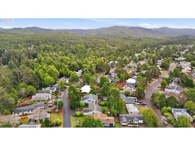 5655 PALISADES Dr, Lincoln City, OR 97367