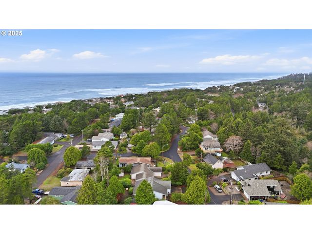 5655 PALISADES Dr, Lincoln City, OR 97367