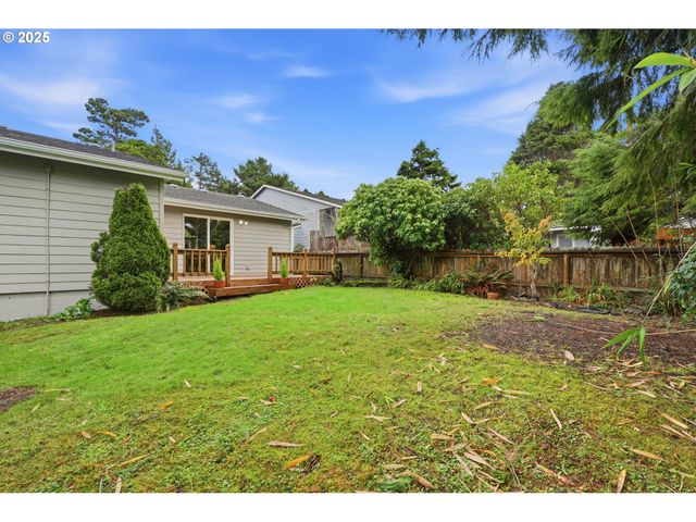 5655 PALISADES Dr, Lincoln City, OR 97367