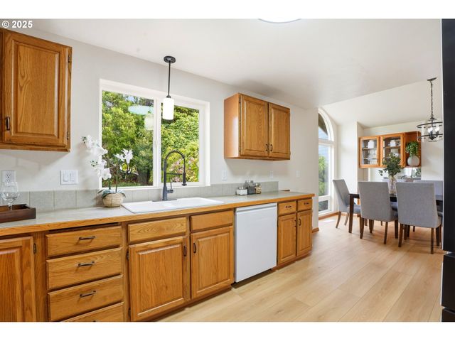 5655 PALISADES Dr, Lincoln City, OR 97367