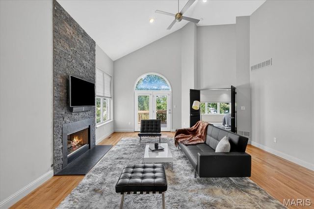 8931 Hilltop Manor Drive, St Louis, MO 63132
