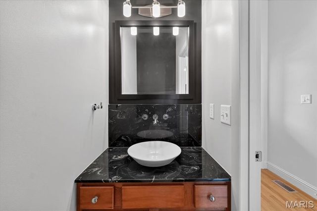 8931 Hilltop Manor Drive, St Louis, MO 63132