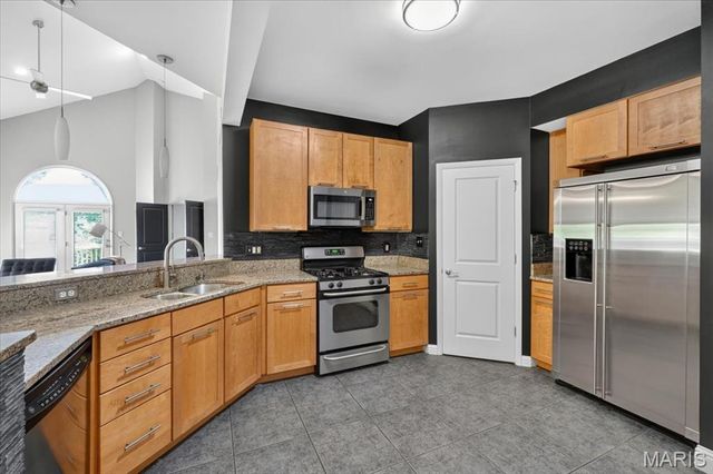 8931 Hilltop Manor Drive, St Louis, MO 63132