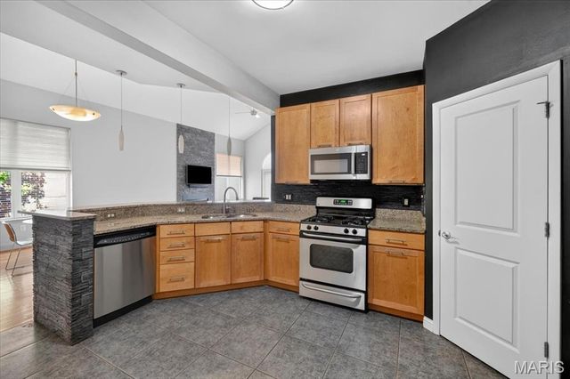 8931 Hilltop Manor Drive, St Louis, MO 63132
