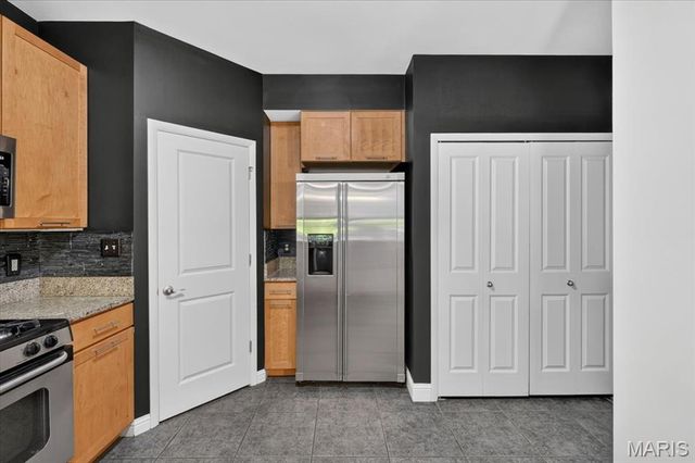 8931 Hilltop Manor Drive, St Louis, MO 63132