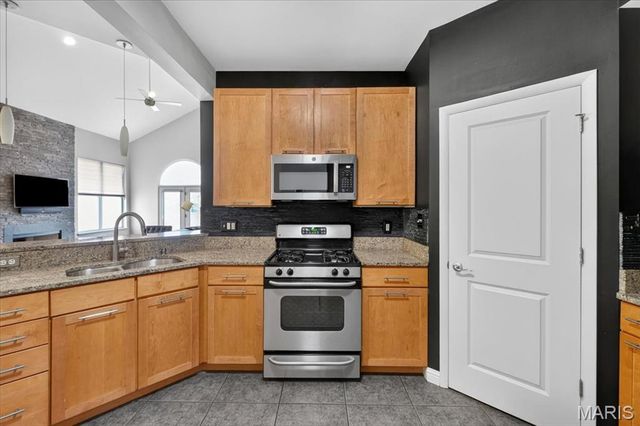 8931 Hilltop Manor Drive, St Louis, MO 63132