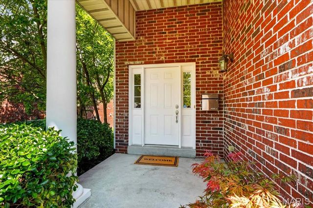 8931 Hilltop Manor Drive, St Louis, MO 63132