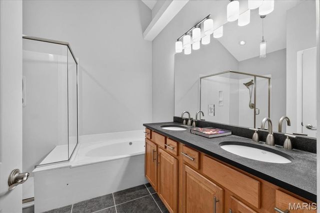 8931 Hilltop Manor Drive, St Louis, MO 63132