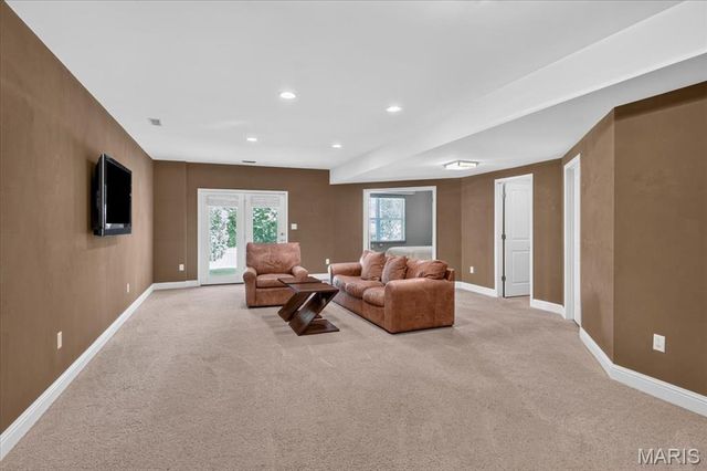 8931 Hilltop Manor Drive, St Louis, MO 63132
