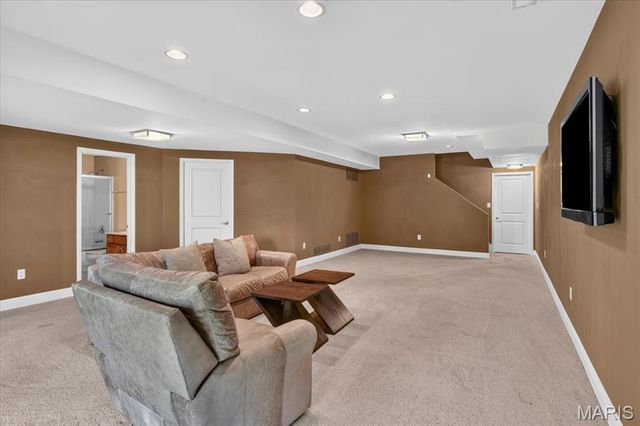 8931 Hilltop Manor Drive, St Louis, MO 63132