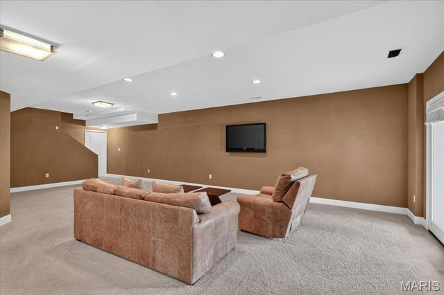 8931 Hilltop Manor Drive, St Louis, MO 63132