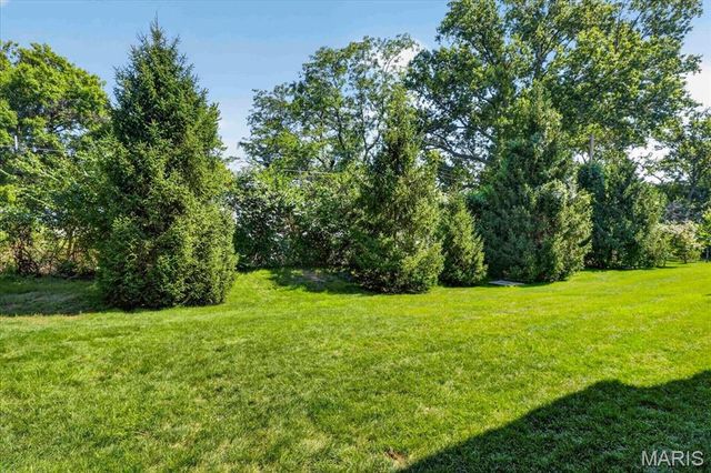 8931 Hilltop Manor Drive, St Louis, MO 63132