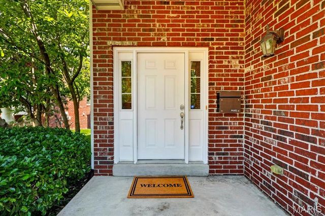 8931 Hilltop Manor Drive, St Louis, MO 63132