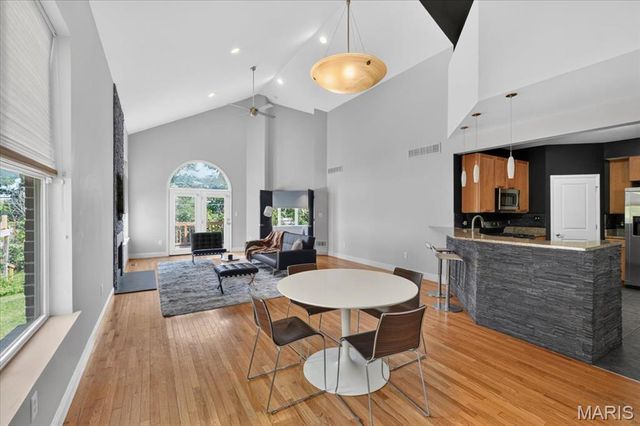 8931 Hilltop Manor Drive, St Louis, MO 63132