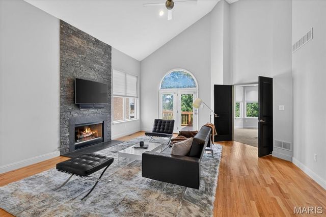 8931 Hilltop Manor Drive, St Louis, MO 63132