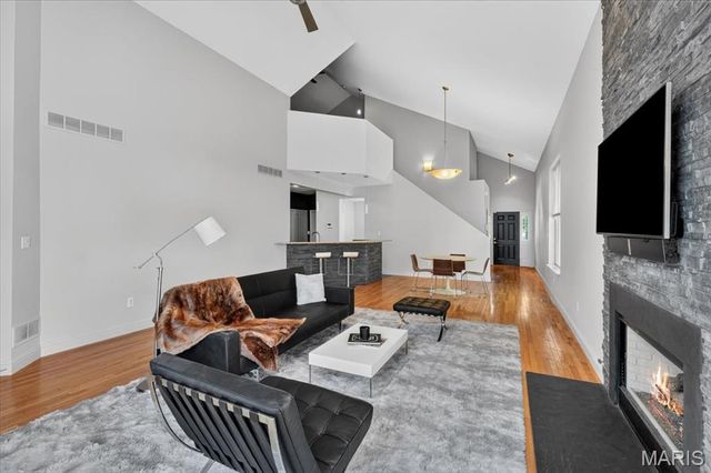 8931 Hilltop Manor Drive, St Louis, MO 63132