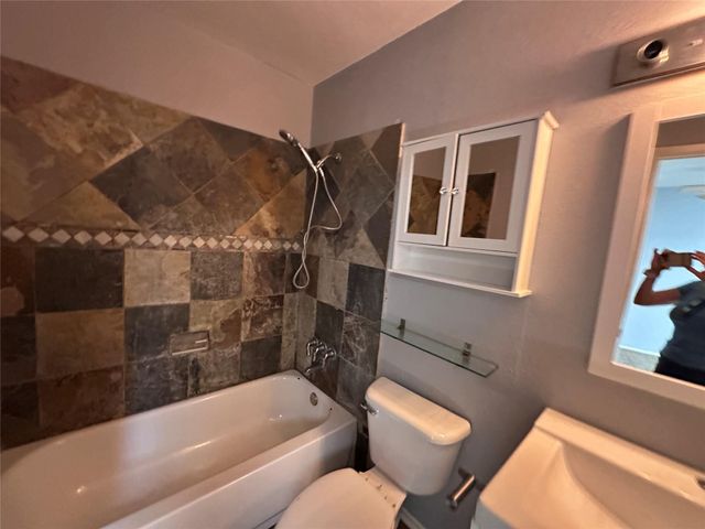 10855 Meadowglen Lane 928, Houston, TX 77042