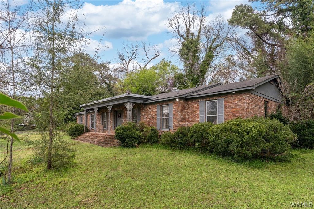 125 Howard Ave, Eutaw, AL 35462