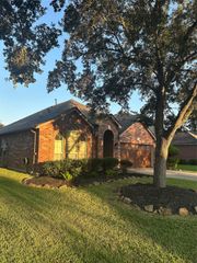 2926 Darby Brook Drive Drive, Fresno, TX 77545