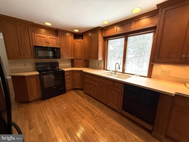 15 MANOR DRIVE, Mechanicsburg, PA 17055