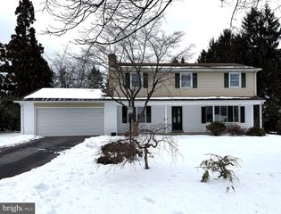 15 MANOR DRIVE, Mechanicsburg, PA 17055