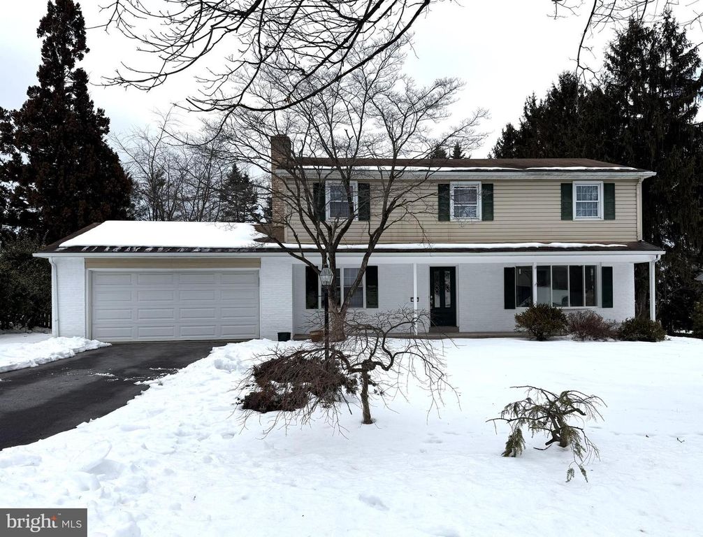 15 MANOR DRIVE, Mechanicsburg, PA 17055