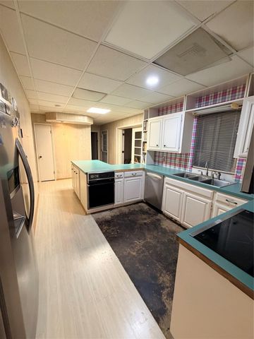 205 Narcissus Street, Lake Jackson, TX 77566