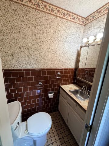 205 Narcissus Street, Lake Jackson, TX 77566