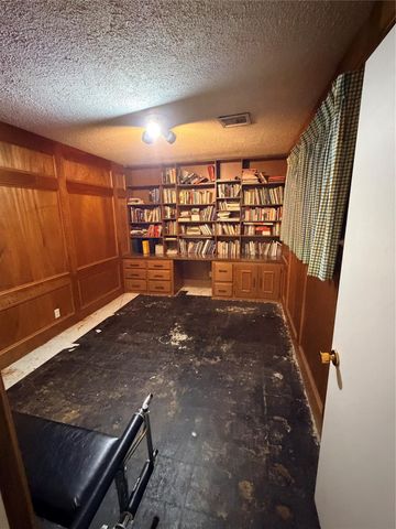 205 Narcissus Street, Lake Jackson, TX 77566